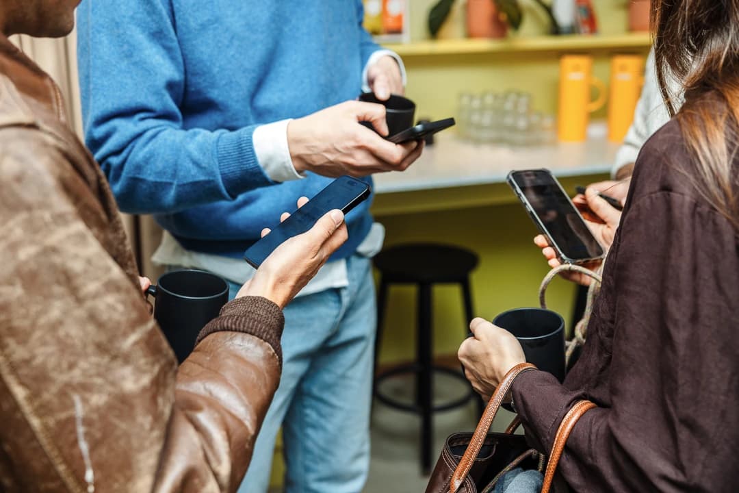 Event networking in Hamburg — guests with coffee and phones at a corporate event