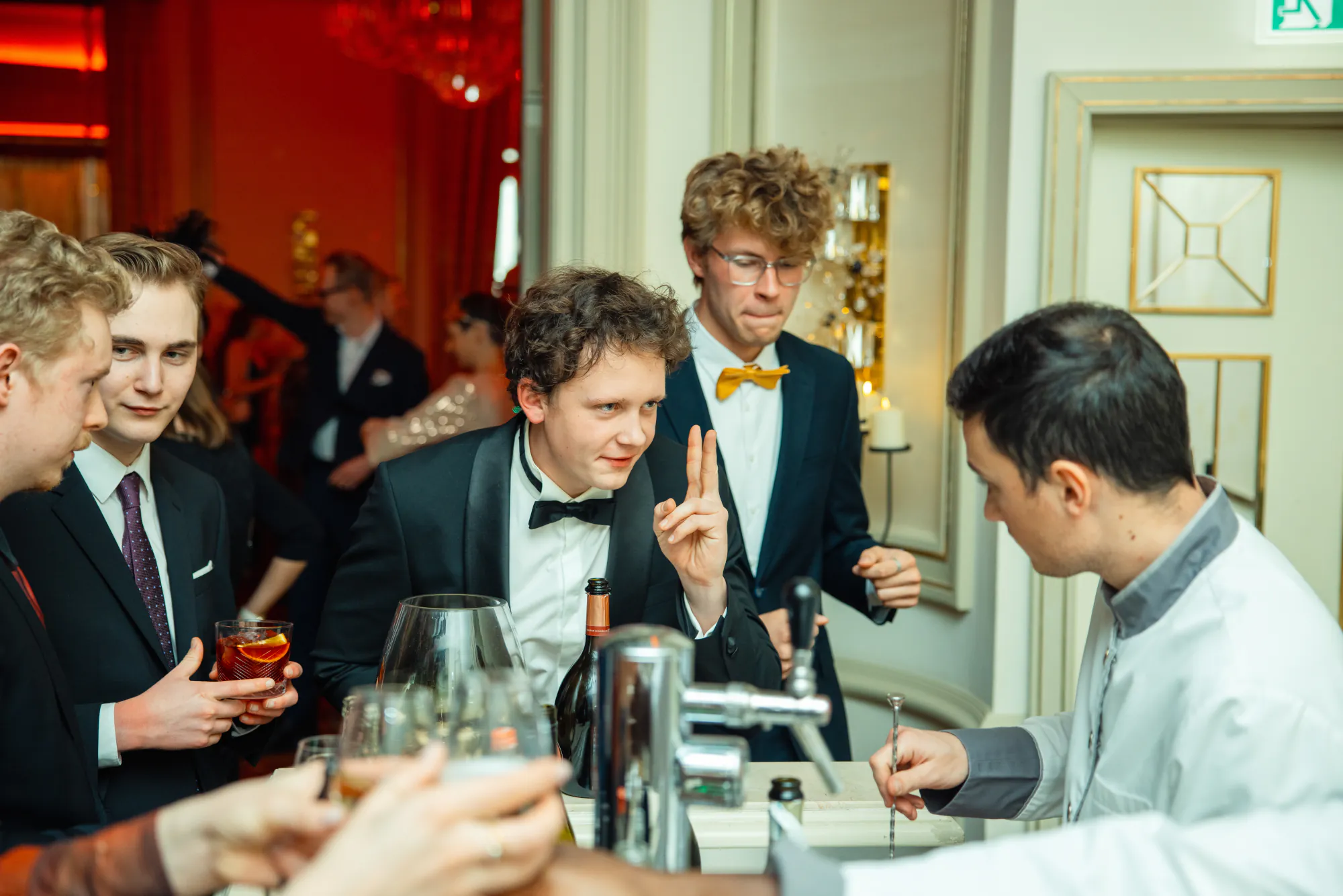 Gäste bestellen Getränke an der Bar, Weihnachtsfeier im Fairmont Hotel Vier Jahreszeiten