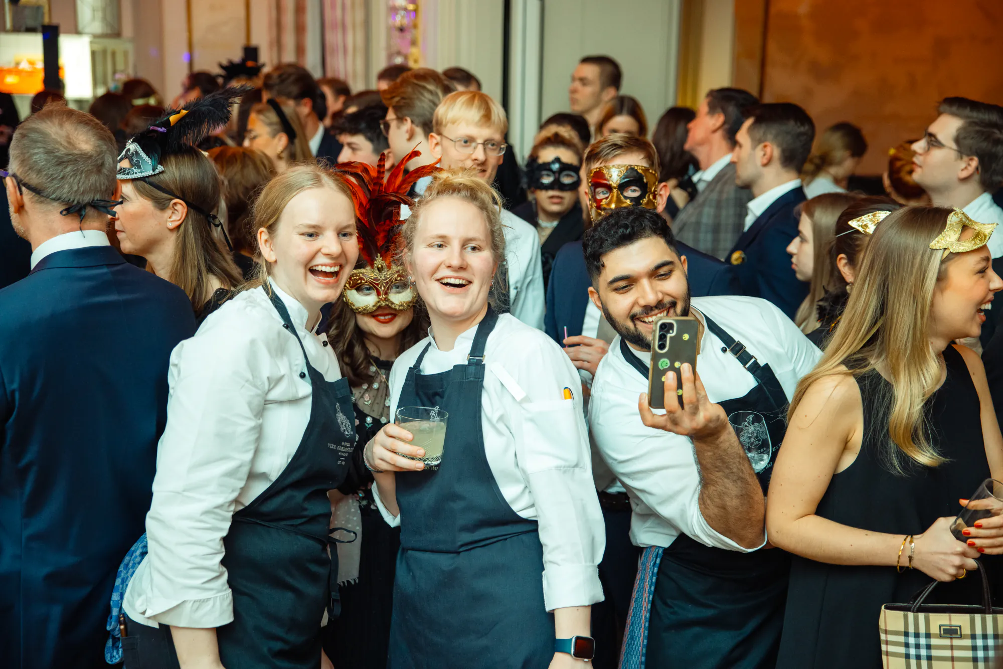 Köche machen ein Selfie mit einem Gast in Maske, Weihnachtsfeier im Fairmont Hotel Vier Jahreszeiten Hamburg